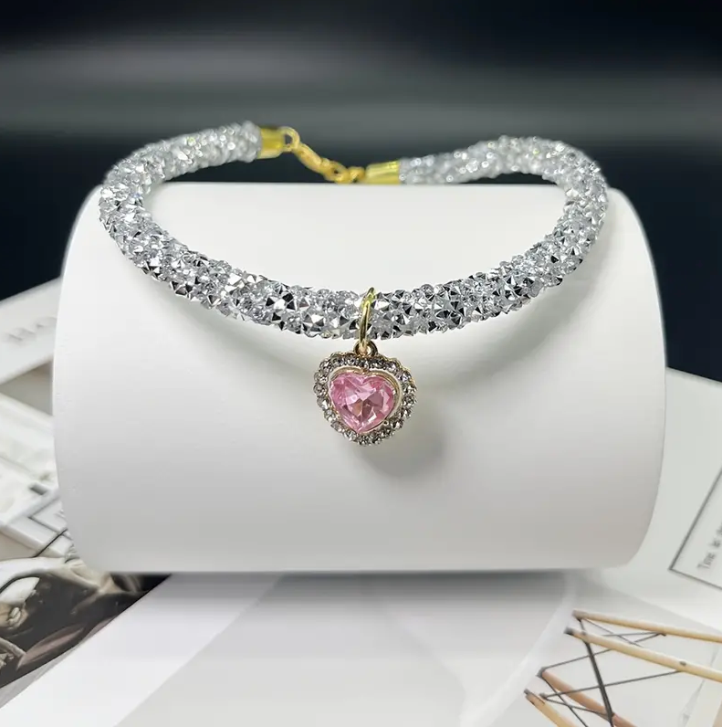 Cute Bling Rhinestone Pet Collar Necklace with Heart-Shaped Pendant, Sparkling Crystal Dog & Cat Accessory, Adjustable Fashion Jewelry for Small Animals.