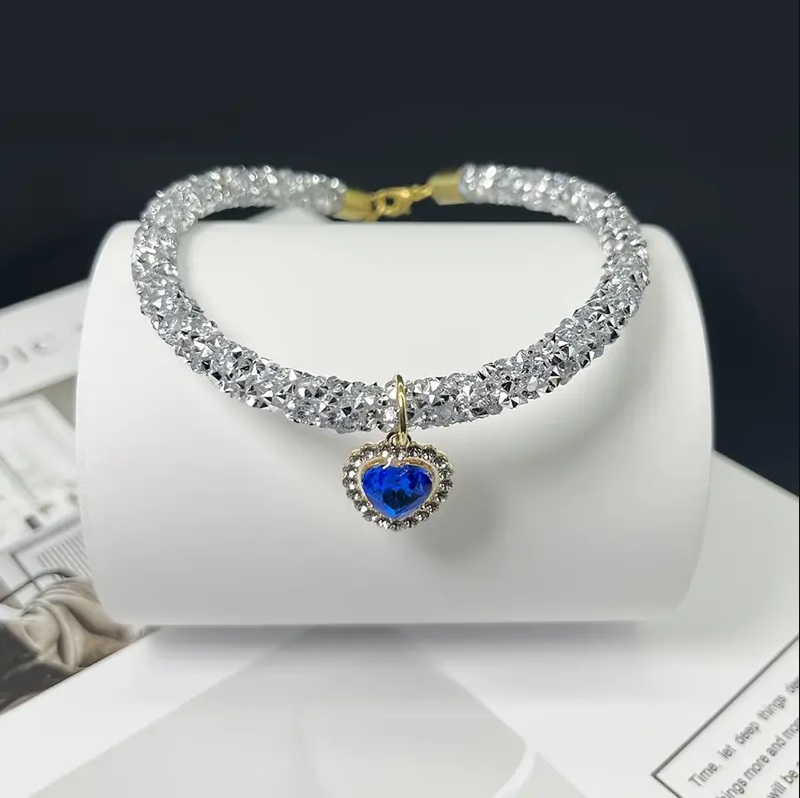 Cute Bling Rhinestone Pet Collar Necklace with Heart-Shaped Pendant, Sparkling Crystal Dog & Cat Accessory, Adjustable Fashion Jewelry for Small Animals.