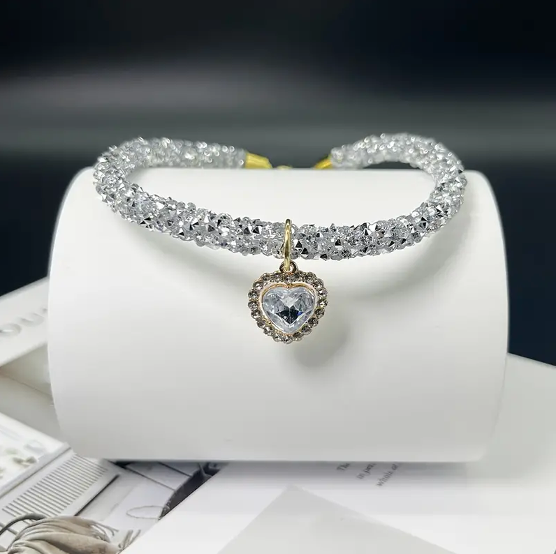 Cute Bling Rhinestone Pet Collar Necklace with Heart-Shaped Pendant, Sparkling Crystal Dog & Cat Accessory, Adjustable Fashion Jewelry for Small Animals.